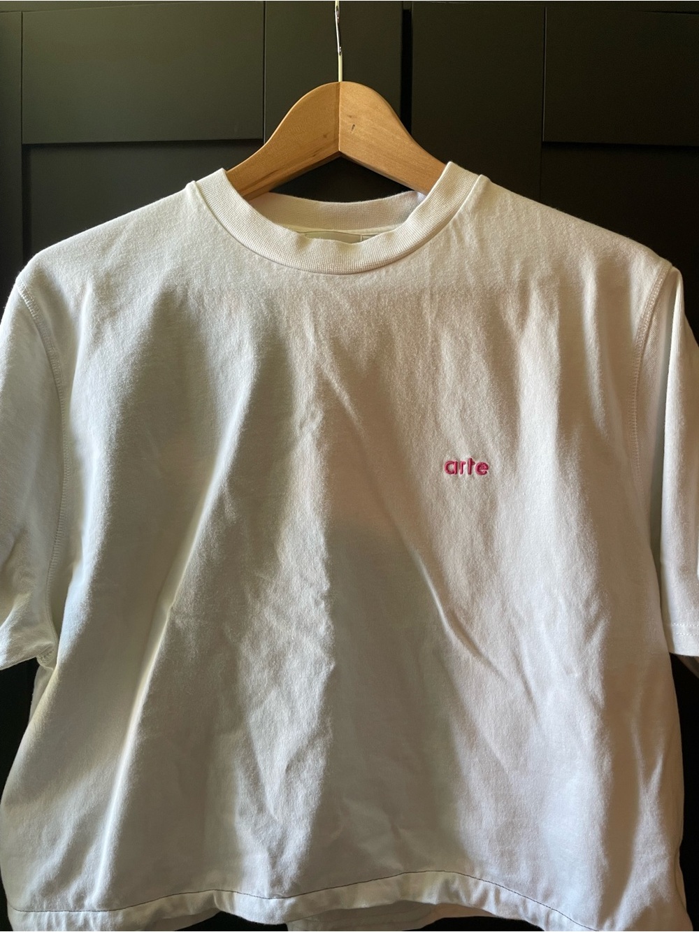 ARTE Big Logo Tee cropped & contemporary w/ pink embroidery & branding